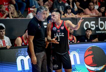 Lucas Victoriano junto a Leandro Vildoza, el base y capitán de su Instituto de Córdoba