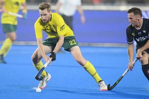 Lucas Vila de la Argentina marca a Guy Morgan, de Australia, en el partido de la segunda fecha del Mundial de Hockey 2023