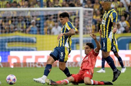 Lucas Villalba se estira pero no alcanza a Francis Mac Allister; Argentinos fue superior a Rosario Central, pero no lo llevó al resultado.