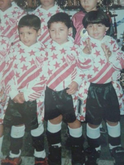 Lucas y Joshua durante sus primeros partidos en la Sociedad de Fomento Darwin, cuando eran niños