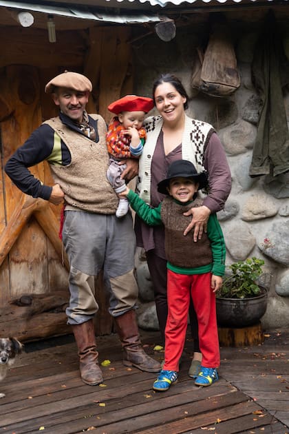 Lucas y Naiara con sus hijos mayores en 2014: Unai (en brazos) y el mayor, Iosu.