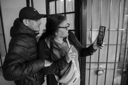 Lucas y Silvia, en una videollamada con una chica que ya egresó del hogar.