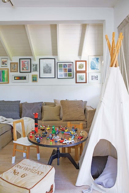 Lucas y su mujer, son los dueños de esta casa cuya obra estuvo a cargo del Arq. Marío Goldman. Para crear el clima lúdico en los espacios de los chicos basta con sus juguetes y los cuadritos.
