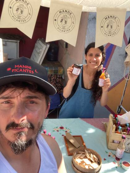 Lucas y Victoria, la dupla creadora, en una de las ferias en las que asisten a dar a conocer y vender los productos.