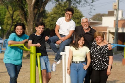 Lucca, Marco, Martín, Alberto y Marta, junto a Solana, la novia de Martín. Crédito: Fernando Font