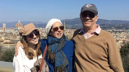 Luce junto a su marido y su hija