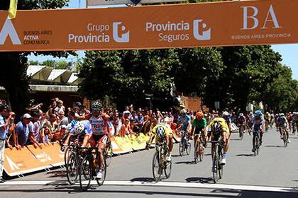 Lucero cruza primero la línea de meta