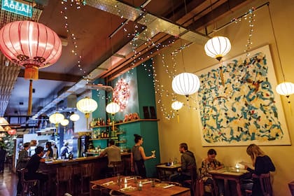 Luces cálidas, ambiente tropical y cocina a la vista en Asian Cantina