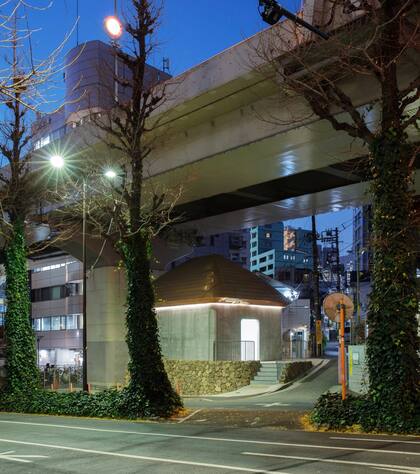 Luces cenitales iluminan de noche el baño público diseñado por Marc Newson.
