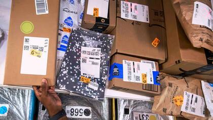 Luces rojas y verdes en el techo de las camionetas de reparto, manejadas por una herramienta de gestión, marcan qué paquetes se deben descargar en un domicilio y cuáles no, acelerando el proceso de reparto