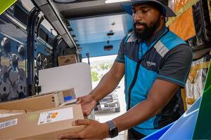 Luces rojas y verdes en el techo de las camionetas de reparto, manejadas por una herramienta de gestión, marcan qué paquetes se deben descargar en un domicilio y cuáles no, acelerando el proceso de reparto