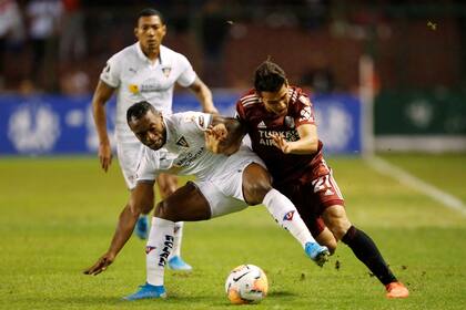 Lucha a brazo partido entre Perlaza y Cristian Ferreira