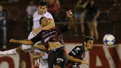 Lucha aérea en Parque de los Patricios; la pelota, lejos...
