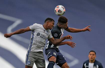 Lucha aérea entre Romario Caicedo y Diego Valoyes; el primero propició el segundo gol ecuatoriano; el colombiano dio la asistencia para el tanto cordobés