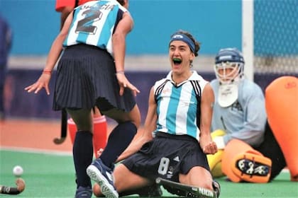 Lucha Aymar festeja un gol en sus primeros Juegos Olímpicos, junto con Sole García