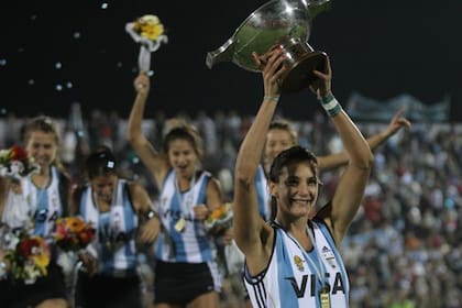 Luciana Aymar ganó dos Mundiales con las Leonas: en el segundo levantó la copa como capitana