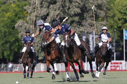 Lucha de backs: Jerónimo Del Carrill (La Ensenada) y Alejo Taranco (La Dolfina Polo Ranch), por la bocha.