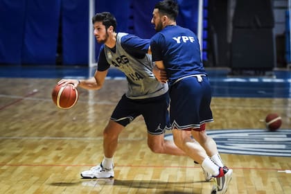 Lucha de bases cordobeses de la NBA: Leandro Bolmaro contra Campazzo, en uno de los entrenamientos preparados por Néstor "Che" García.