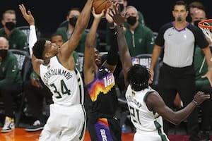 Phoenix, más cerca: le ganó a Milwaukee pese a una tarea gigante de Antetokounmpo