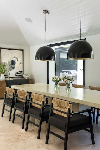 Luchi Arrechea, responsable de todo el interiorismo, propueso una mesa de con tapa de pergamino (Duveen), sillas con apoyabrazos y respaldo en mimbre y colgantes ‘Tazón’ de fibra de vidrio con dorado (Iluminación Agüero).