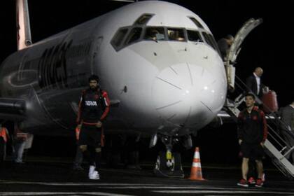 Lucho González, al bajar del avión en Chapecó