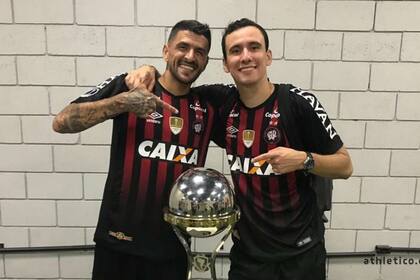Lucho González con la copa de campeón de la Sudamericana 2018