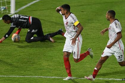 Lucho González festeja su tanto. El argentino jugó como delantero, pero lleva la camiseta número 3