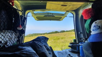 Lucho mide 1,90 y necesitó adaptar la Kangoo, sobre todo para dormir