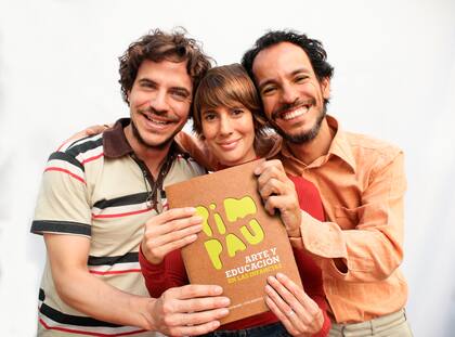 Lucho Milocco, Eva Harvez y Cássio Carvalho, integrantes del proyecto artístico Pim Pau