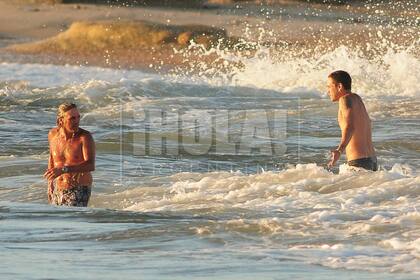 Gianito, como le dicen en su familia, se baña en el mar junto a su papá, Gian