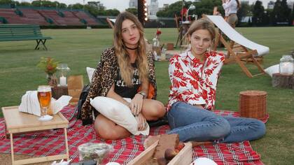 Lucía, acompañada de Justina Bustos