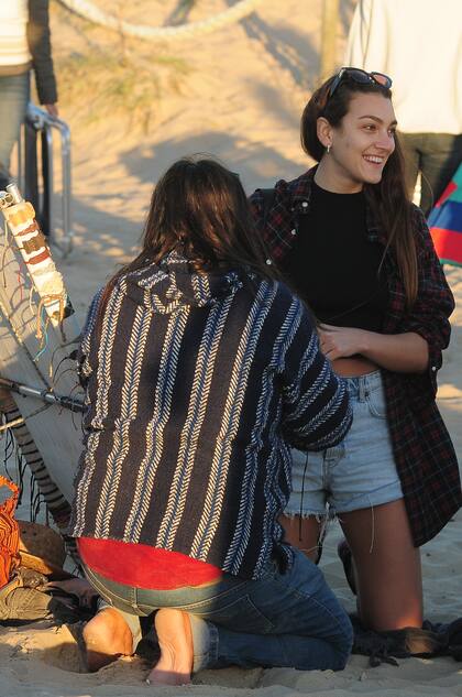 Lucía aprovechó su paso por la playa para comprarse algunas artesanías.
