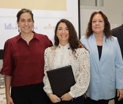 Lucía Boccio recibe el diploma de graduada de la Maestría LN/UTDT