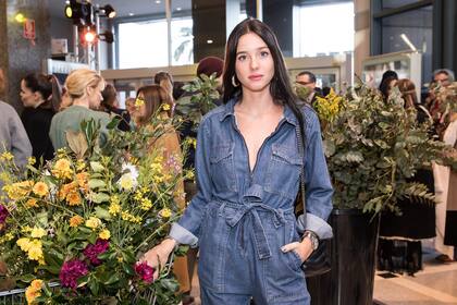 Lucía Celasco (Lovely Denim) de overall y jeans