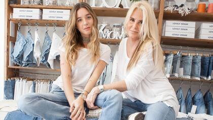 Lucía Celasco junto a su madre Mercedes Sarrabayrouse