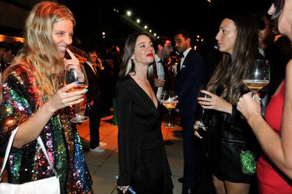 Lucía Celasco y sus amigas en la fiesta en el Hipódromo Argentino.