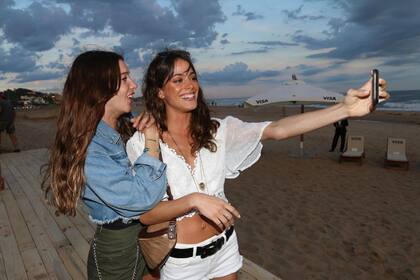 Lucía Celasco y Tini Stoessel se divirtieron en el desfile de VISA junto a Forever XXI en Fabric Sushi Punta del Este