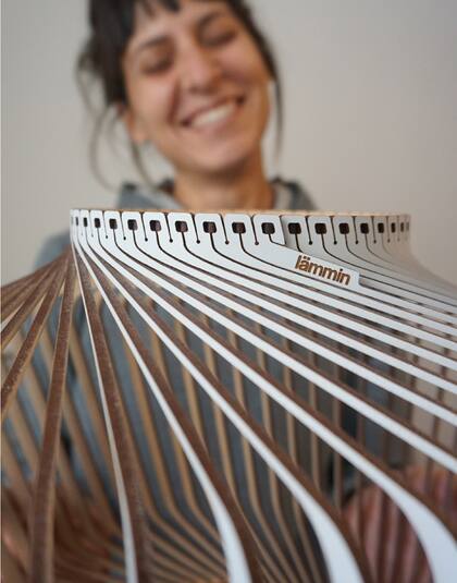 Lucía con una de sus lámparas