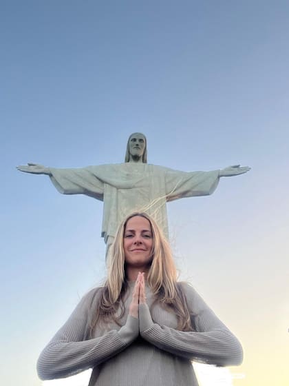 Lucía da clases de yoga para fertilidad
