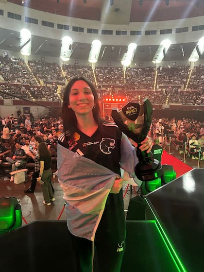 Lucía Dubra en el Convention Center de Dallas, Estados Unidos, levanta el trofeo de la ESL Impact League