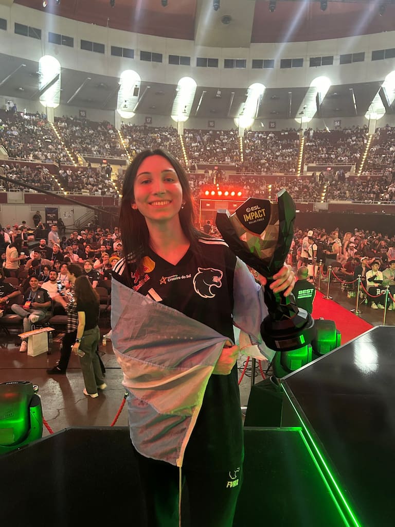 Lucía Dubra en el Convention Center de Dallas, Estados Unidos, levanta el trofeo de la ESL Impact League