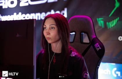 Lucía Dubra frente al monitor durante un torneo en Río de Janeiro antes de ingresar a Furia