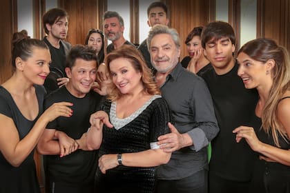 Lucia Galán, con Laura Azcurra, Darío Lopilato, Antonio Grimau, Agustín Sullivan, Ángeles Díaz Colodrero y, detrás, Matías Acosta, Natalia Mouras, Christian Giménez y Flavia Pereda