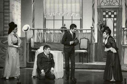 Libertad Lamarque fue quien estrenó Hello, Dolly!, una de las obras de Broadway más exitosas en Buenos Aires (1967-68), aquí junto con Mabel Manzotti, Tincho Zabala y Luis Medina Castro