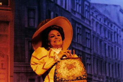 La actriz española Nati Mistral la protagonizó en 1996, en el teatro Astral