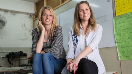 Lucía Hermelo (izq) y Lourdes Ollivier (der) participan del programa Enseñá x Argentina para mejorar la calidad educativa del país