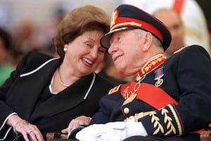 La muerte de la viuda de Pinochet le agrega dramatismo al cierre de campaña en Chile