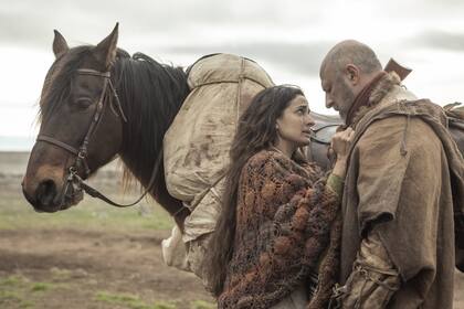 Lucía (Inma Cuesta) y Salvador (Roberto Álamo) debn proteger a su hijo de los peligros del mundo exterior en El páramo (Netflix).