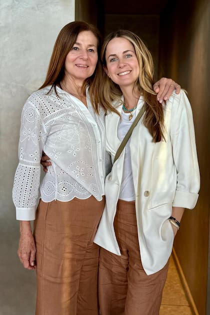 Lucía junto a su mamá quien fue la que la acercó al yoga