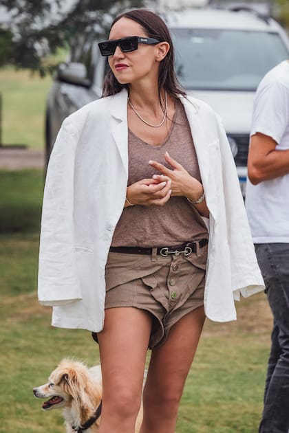 A influenciadora de moda Lucia 'Lully' Nini optou por uma camiseta de algodão e shorts com blazer de linho enquanto o sol se punha.